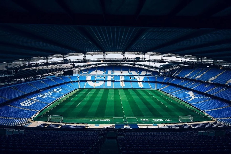 Van Maine Road naar Etihad Manchester City's reis naar modernisering