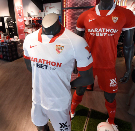 Minimalisme met een Verhaal: Het Iconische Sevilla Thuisshirt 2020/21